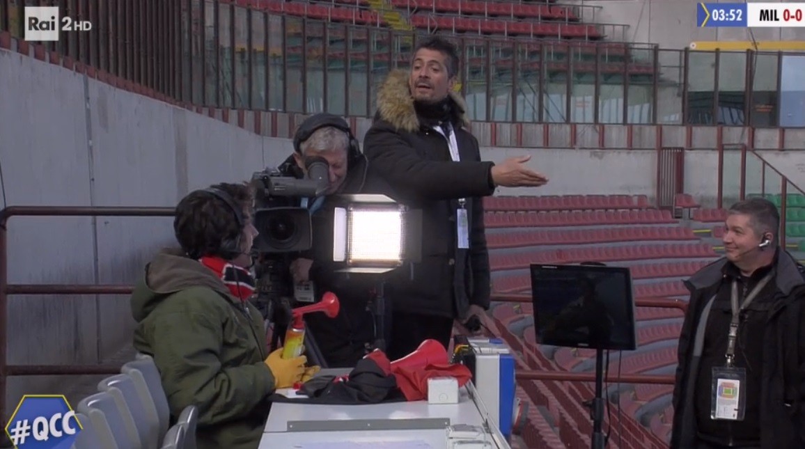 Quelli che il calcio, Mandelli unico tifoso a San Siro. Ma fa troppo rumore e gli sequestrano la trombetta