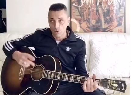 Alex Britti su Instagram, lezioni di chitarra venerdì 13 marzo 2020 alle 17 #io restoacasa #iosuonoacasa