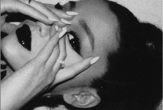 Coronavirus, Ariana Grande, Taylor Swift e Billie Eilish: appello ai fan