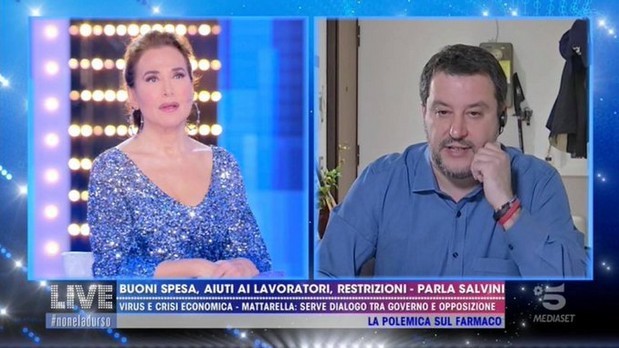 Live – Non è la D’Urso, Matteo Salvini e Barbara D’Urso recitano insieme l’Eterno Riposo (Video)