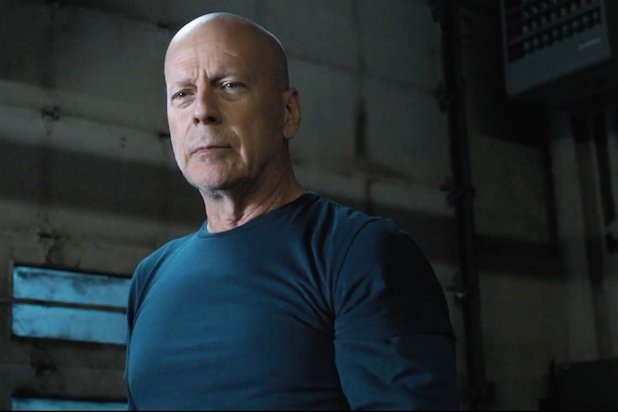 Bruce Willis e la wrestler Lana nel film d’azione con invasione aliena “Cosmic Sin”