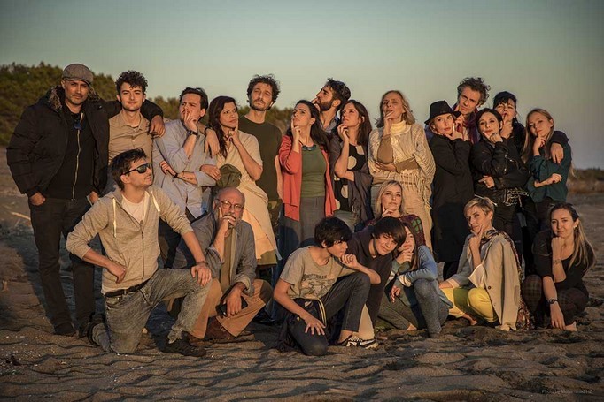 Dio salvi la Regina: foto e locandina della commedia di Andrés Arce Maldonado