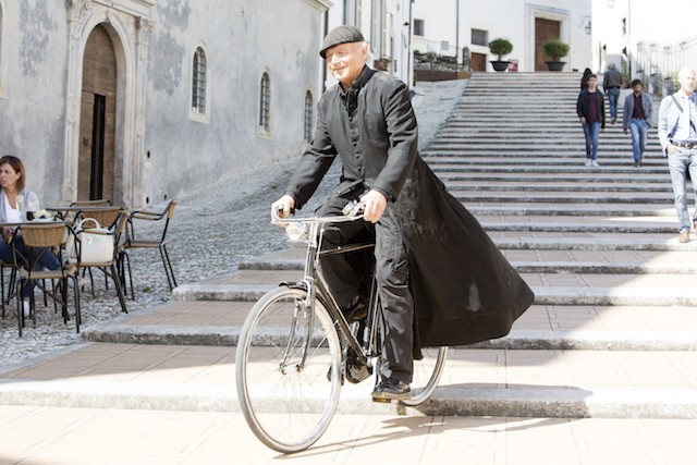 Don Matteo 13 si farà, la proposta di Terence Hill: “Dobbiamo avvicinarci al modello Montalbano”