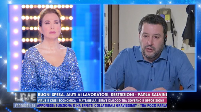 Eterno riposo recitato in diretta da d’Urso e Salvini, Bonolis ironizza: “Vuole impossessarsi anche di Vaticano, non solo di Canale 5”