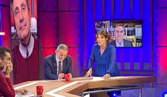Se Fake diffonde un fake: “Fateci domande, vi rispondiamo”. Ma il programma è registrato