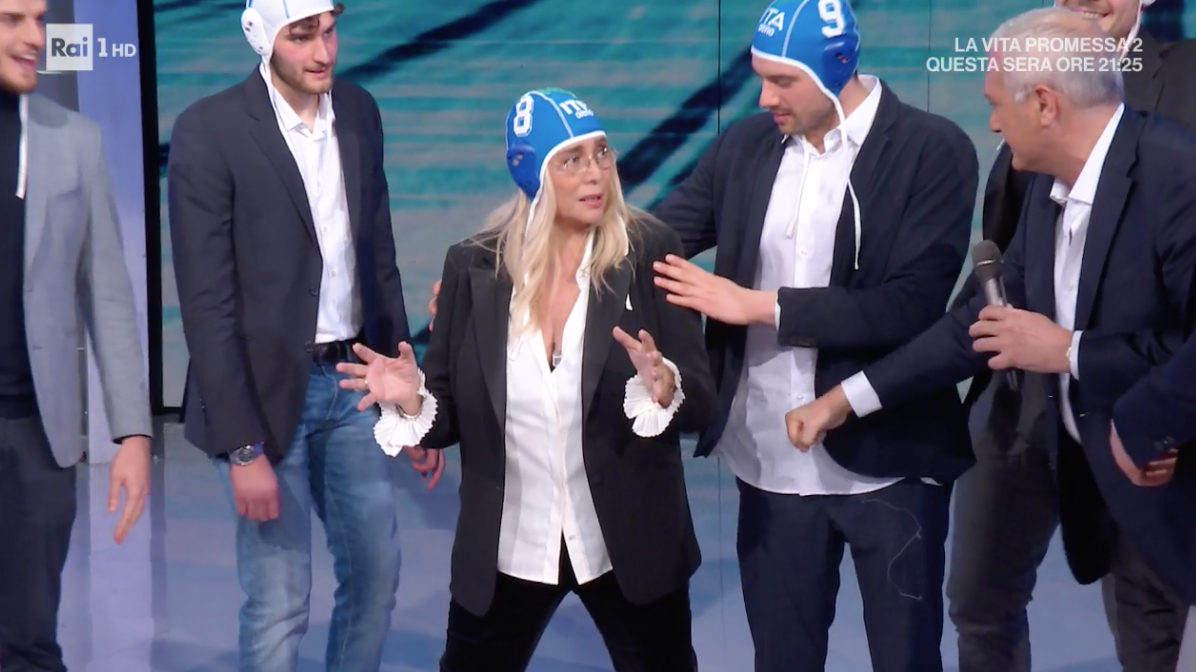 Domenica In, Mara Venier pallanuotista del Settebello per un giorno
