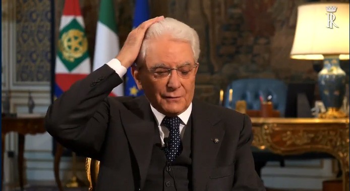Il fuorionda di Mattarella è un sorriso d’umanità in una giornata durissima (VIDEO)
