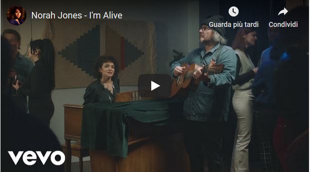 I’m alive, Norah Jones rilascia il nuovo singolo dall’album “Pick Me Up Off The Floor”
