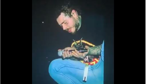 Post Malone in concerto: i fan preoccupati per il suo comportamento, lui interviene per rassicurarli: “Non faccio uso di droghe!” (video)