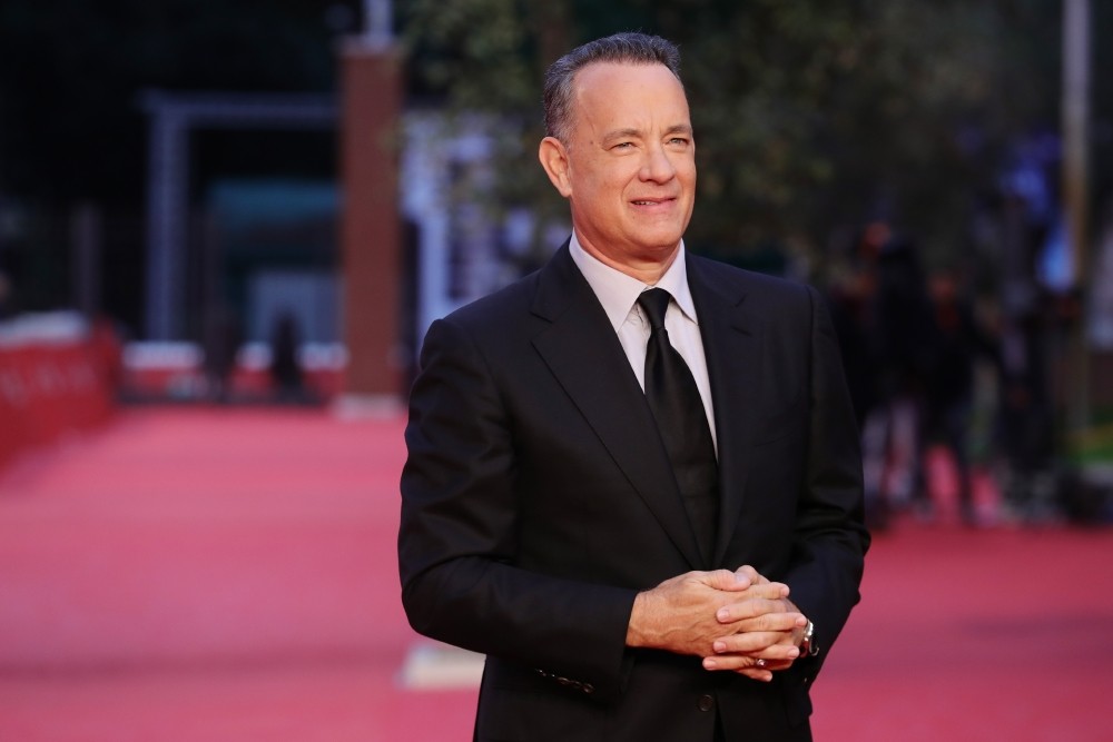 Tom Hanks positivo al Coronavirus, la Warner ferma il film di Baz Luhrmann su Elvis Presley