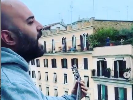 Giuliano Sangiorgi canta “Meraviglioso” sul balcone di casa: “Piango ancora… grazie!” (video)