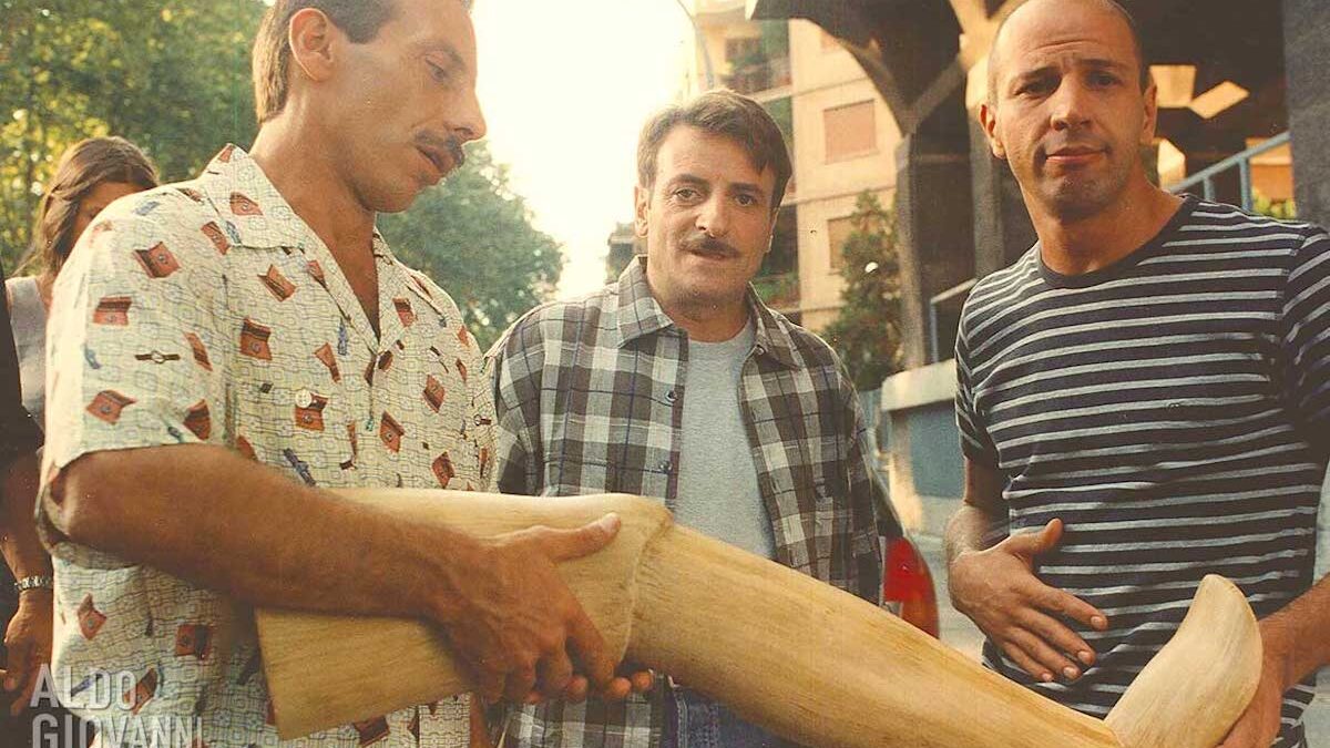 Stasera in tv: “Tre uomini e una gamba” su Italia 1