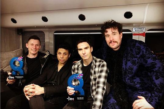 Stereophonics in concerto, migliaia di presenze nonostante l’emergenza Coronavirus: il web insorge
