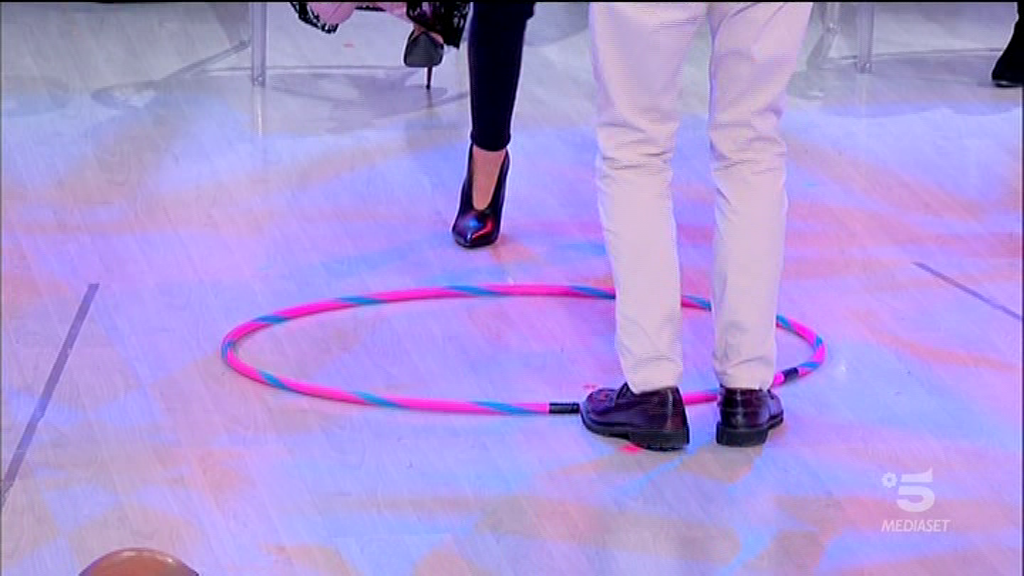Uomini e Donne ai tempi del Coronavirus: i balli divisi da un hula hoop (VIDEO)