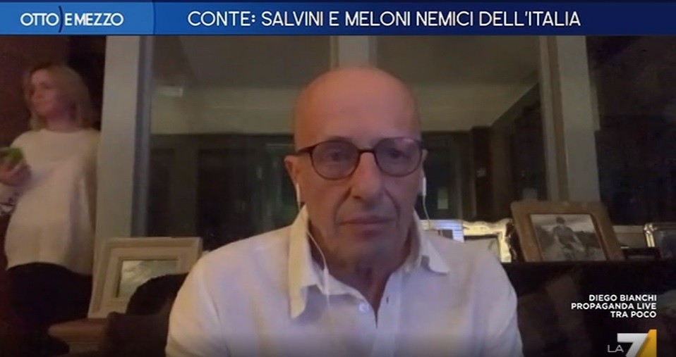 Otto e mezzo, Sallusti si collega da casa, ma sbuca la compagna. I nuovi rischi dello smart working