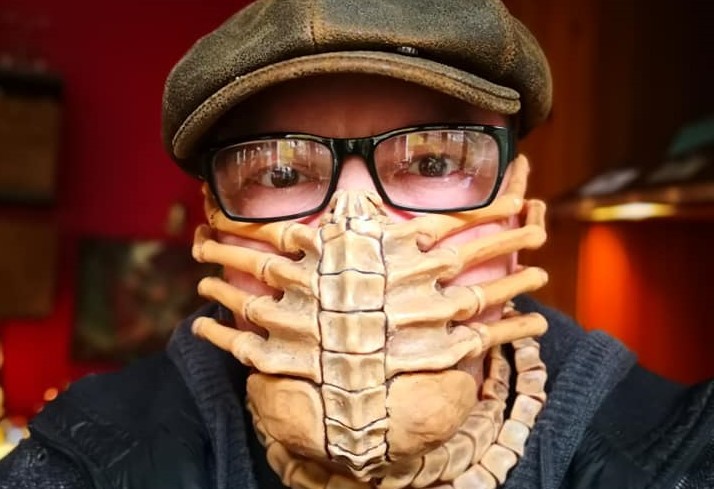 Alien: artista crea una mascherina ispirata all’iconico facehugger