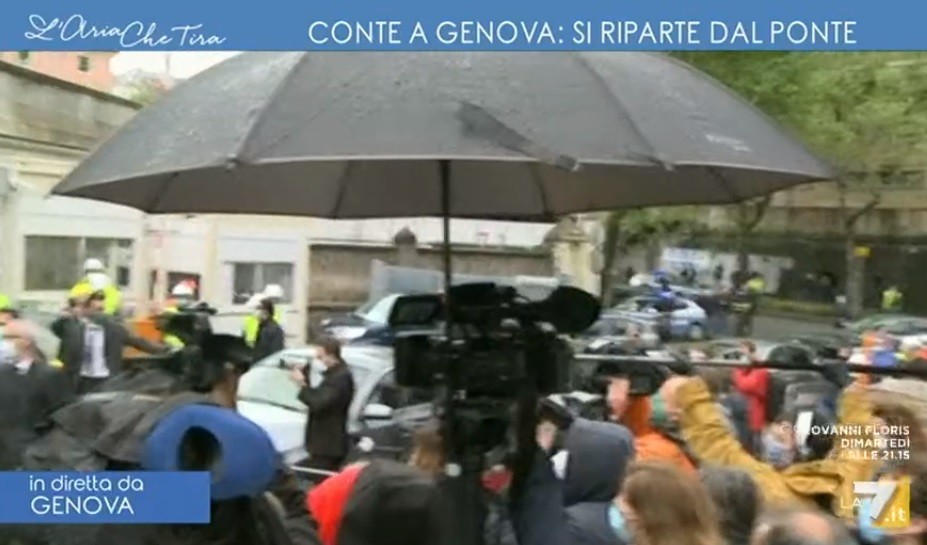 L’Aria che tira, assembramenti all’arrivo di Conte a Genova. Myrta Merlino si infuria: “Scene folli, una vergogna” (Video)
