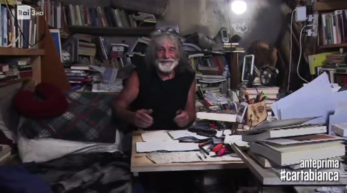 Cartabianca, a casa di Mauro Corona tra libri in disordine e letto sfatto: “Ho tutto a portata di mano”