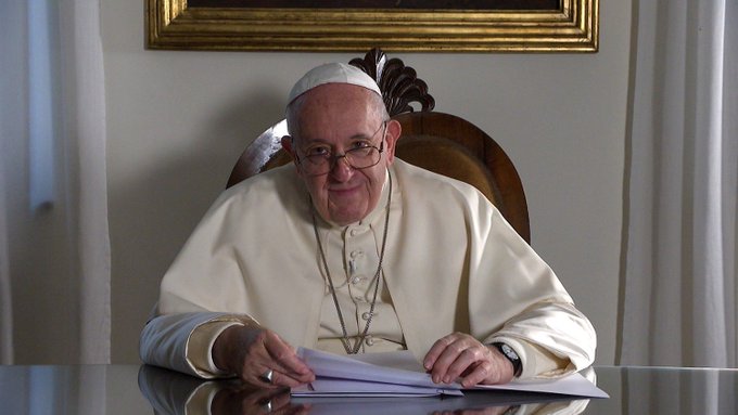 Il videomessaggio di Papa Francesco alle tv: “Grazie per avermi permesso di entrare nelle vostre case” (VIDEO)
