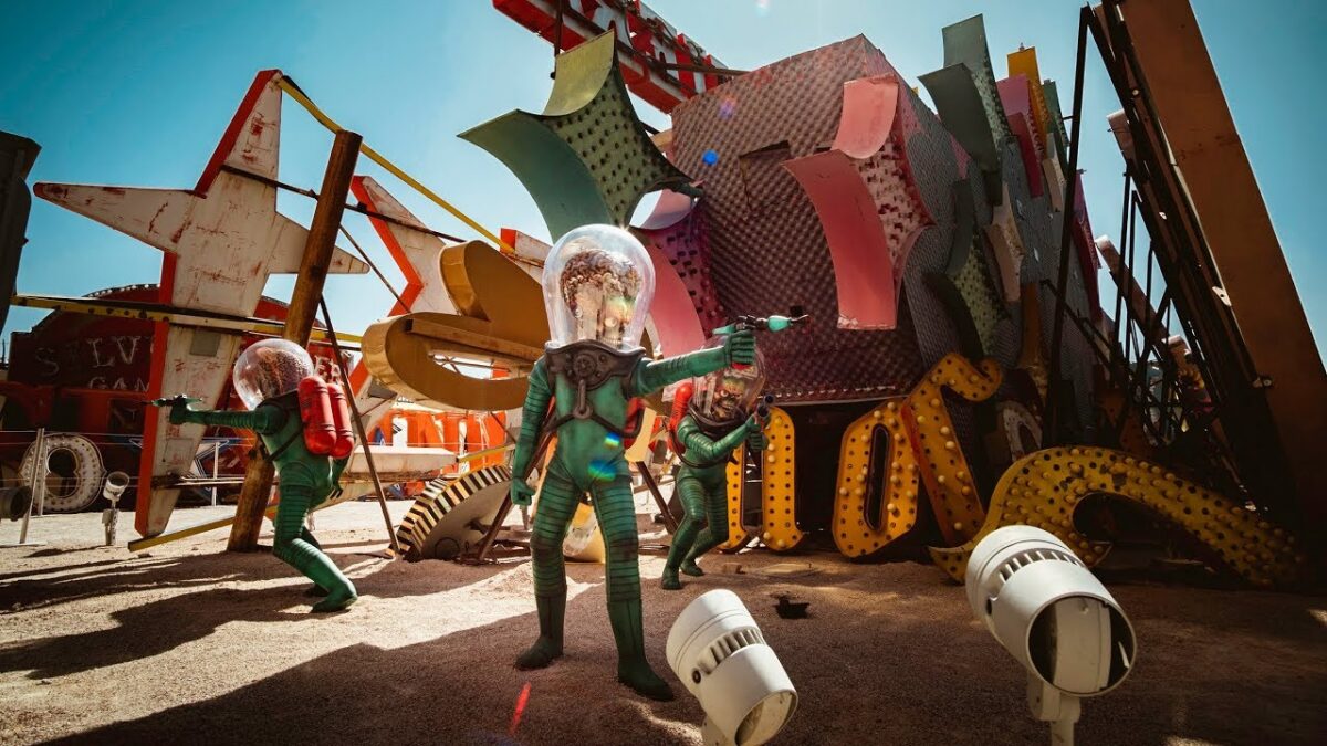 Tim Burton: tour virtuale della mostra al Neon Museum di Las Vegas (video)
