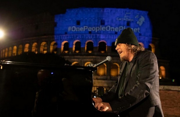 Zucchero, Canta la Vita: l’esibizione al Colosseo per il 50° Anniversario della Giornata Mondiale della Terra