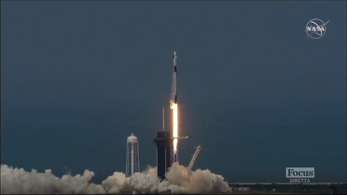SpaceX, lanciato il Falcon 9: partita la missione di Elon Musk (VIDEO)