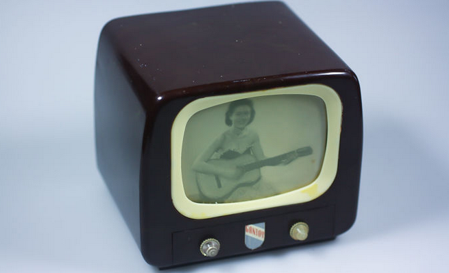 La quarantena ci ha insegnato che le repliche battono i programmi tv inediti