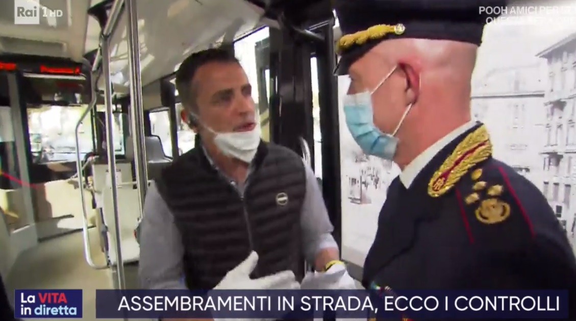 La vita in diretta, inviati e microfonisti con mascherina abbassata. Mentre ammoniscono i passanti