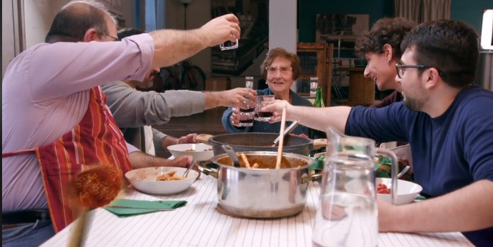 Belli di nonna, la sfida tra i fuorisede ha pregi e difetti: l’arma segreta è Nonna Rosetta