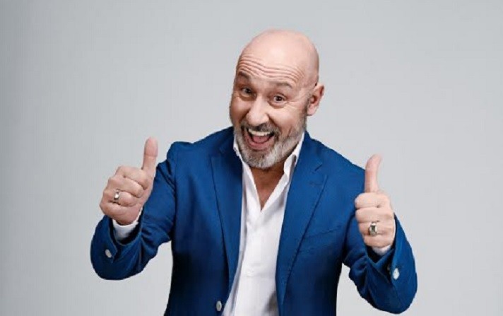 Maurizio Battista, un comico per due canali. Mercoledì sera show in prima serata su Rai 2 e Comedy Central