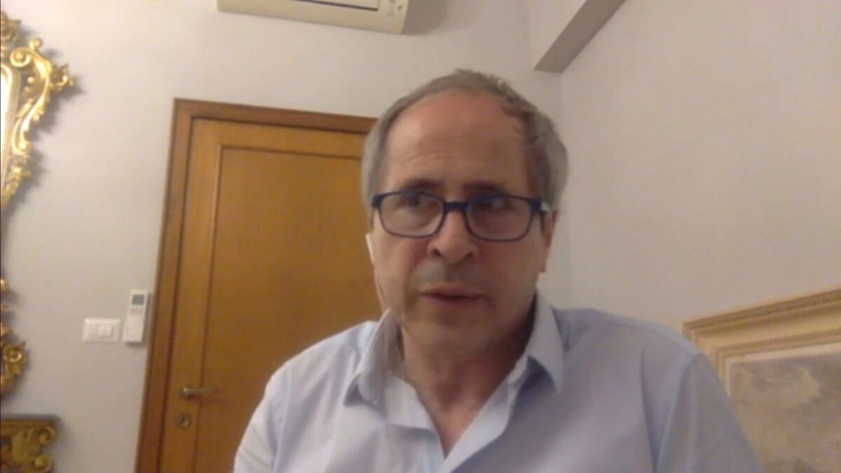 Crisanti: “Picco seconda ondata superato, ma ancora tanti morti”. Sileri: “Vaccino obbligatorio per alcune categorie”