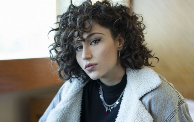 Camice Bianco, il nuovo singolo di Giulia Molino pubblicato a sorpresa (Testo e Audio)