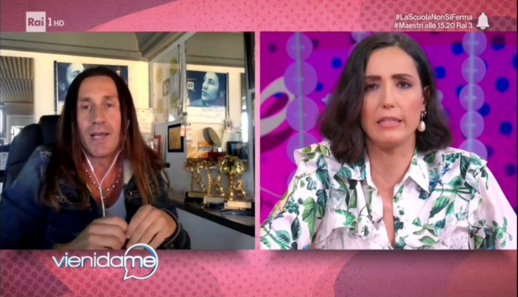 Vieni da me, Povia: “Amo le pulizie, sono un gay mancato” Balivo furiosa (VIDEO)