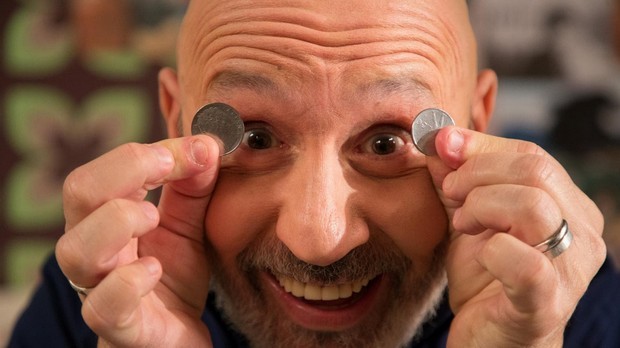 Poco di tanto, Maurizio Battista difende il programma e attacca i critici: “Non è un flop, gradimento e numeri sono cose diverse”