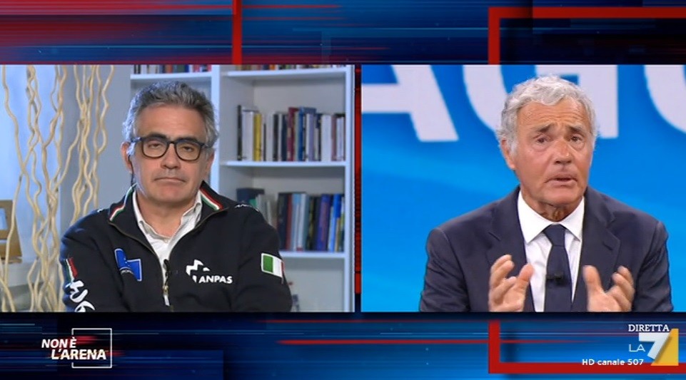 Non è l’Arena, frecciata a Burioni per le previsioni sbagliate: “Spesso sta seduto per ore intere dall’altra parte”
