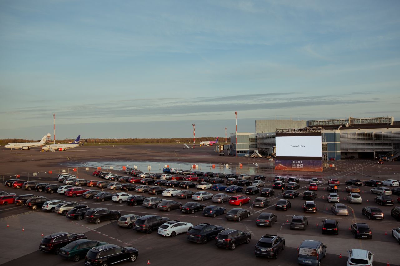 L’aeroporto di Vilnius trasfomato in Drive-In, immagini
