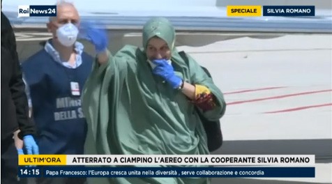 Silvia Romano libera, le immagini tv (e Domenica In se la perde per un soffio)