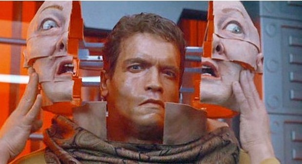 Atto di forza compie 30 anni: curiosità e recensione del classico sci-fi con Arnold Schwarzenegger