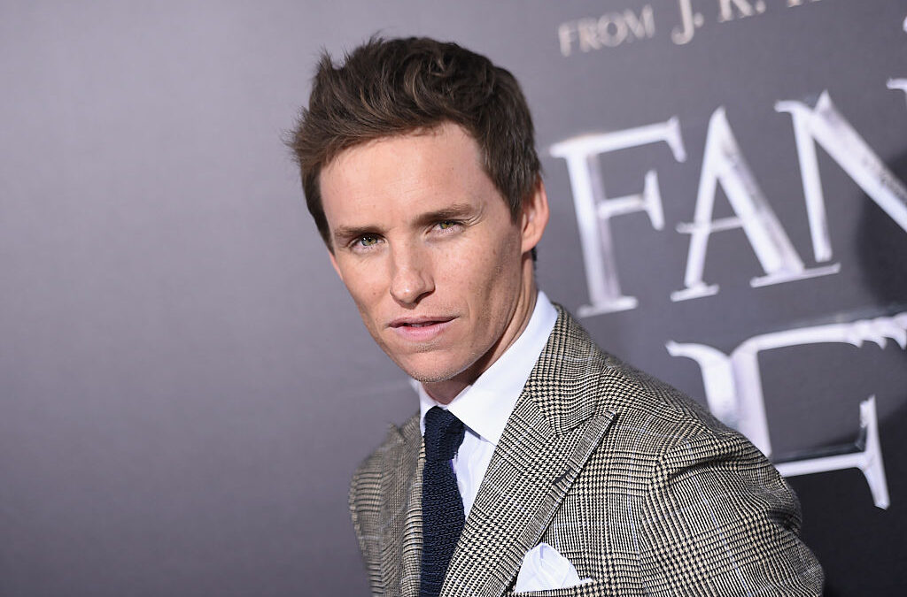 Eddie Redmayne critica i tweet transfobici di J.K. Rowling