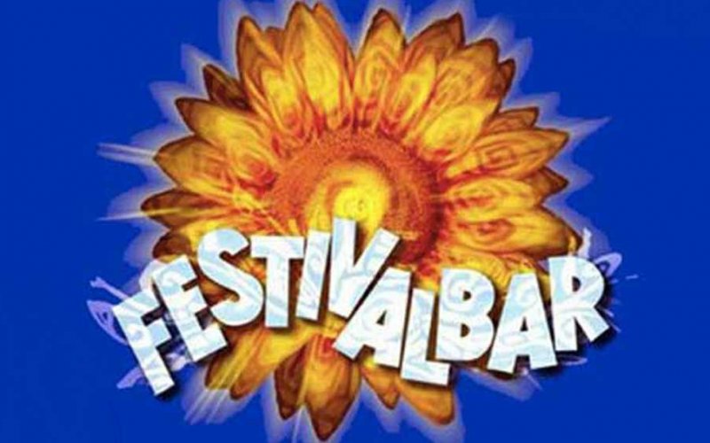 Quanto ci manca il Festivalbar? L’evento estivo che non c’è più, tra ricordi, nostalgia… e le compilation rossa e blu!