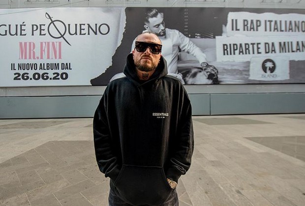 Guè Pequeno, polemiche per le dichiarazioni su Ghali: “Vedere un rapper che va in giro vestito da donna con la borsetta mi fa ridere…”