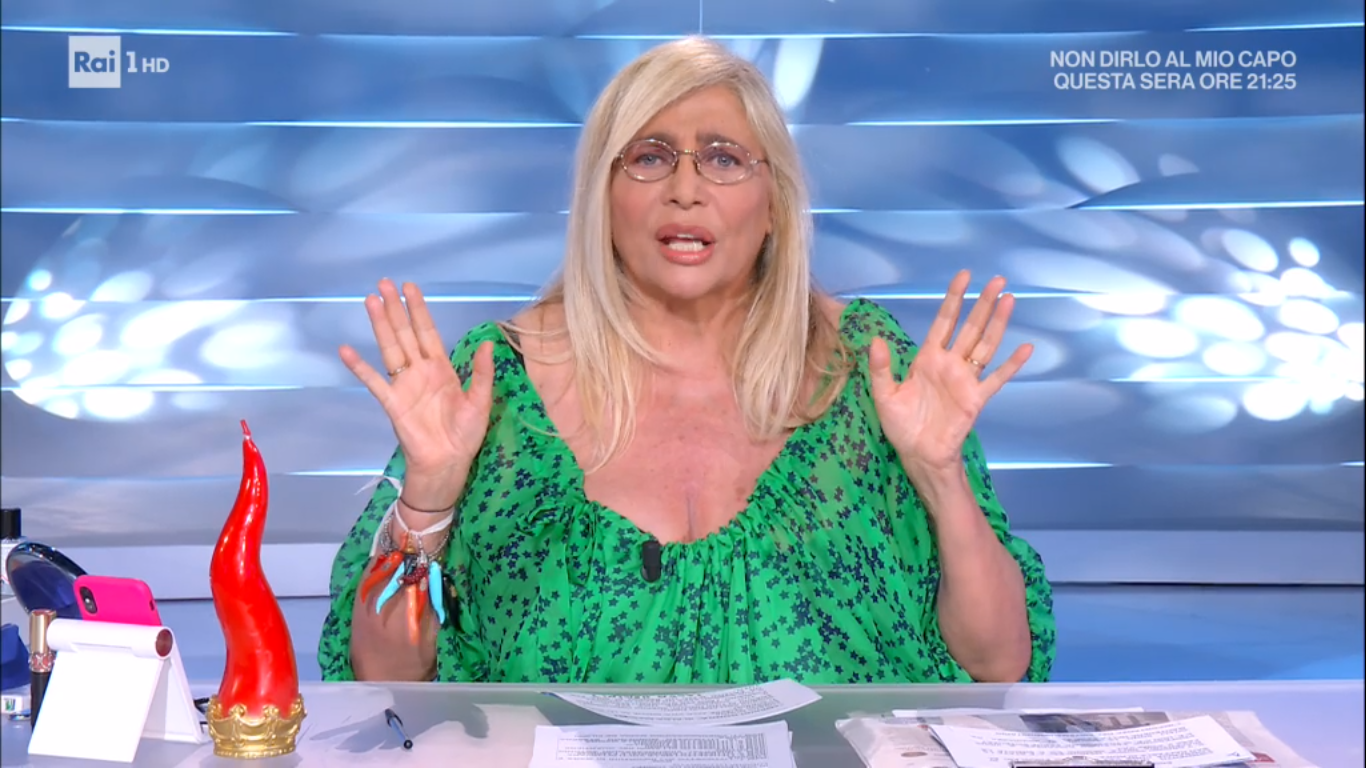 Domenica IN, Mara Venier in onda con i cornini scaramantici: “Mi sembrava brutto mollare adesso”