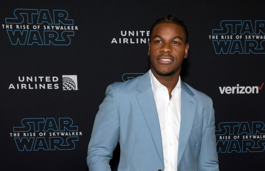John Boyega nella prima immagine ufficiale del crime “Naked Singularity”