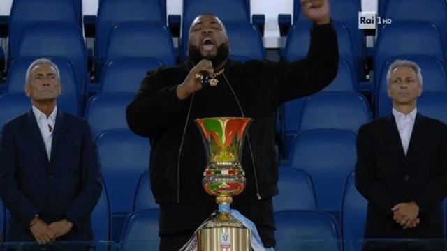 Sergio Sylvestre e l’inno di Mameli sbagliato durante la Coppa Italia: “Non mi sono dimenticato le parole, sono una persona sensibile”