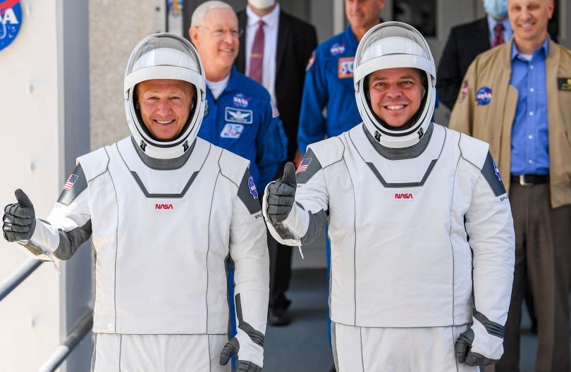 SpaceX: le tute degli astronauti della Crew Dragon disegnate da una società di Hollywood