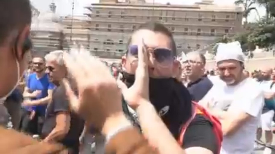 Tagadà, troupe respinta dai Gilet Arancioni in piazza a Roma
