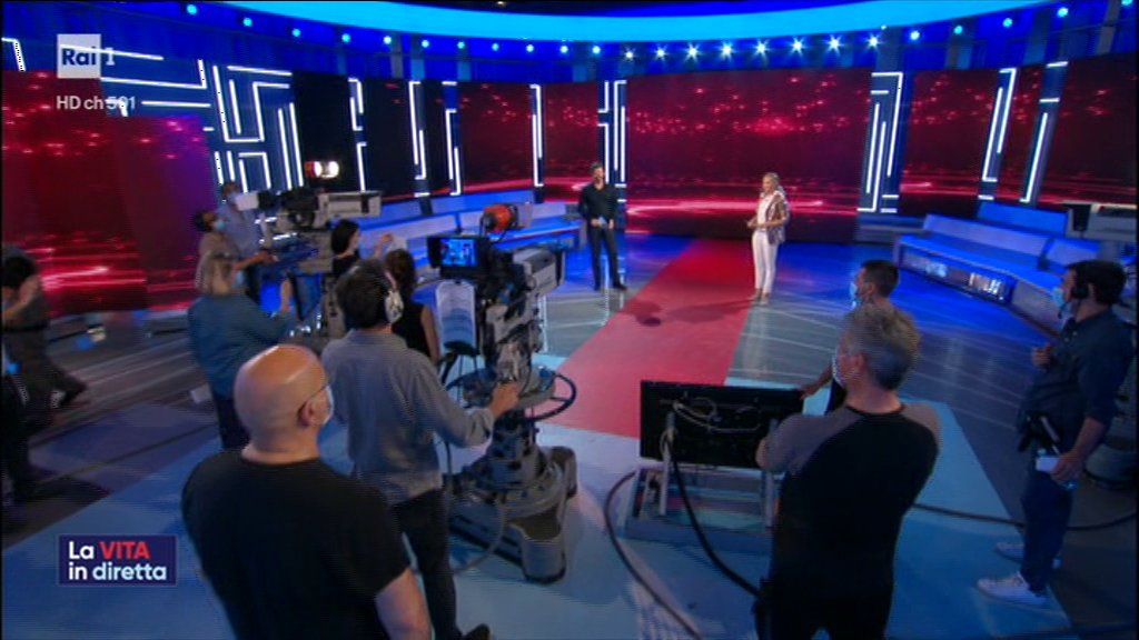 La vita in diretta, Alberto Matano e Lorella Cuccarini si congedano in una gelida atmosfera