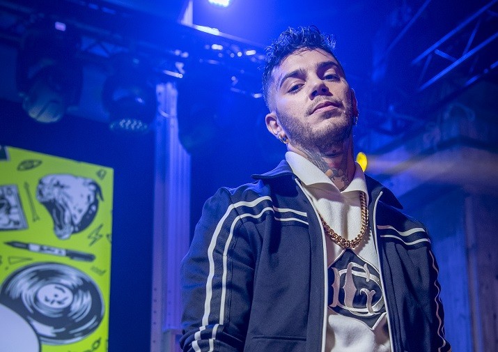Emis Killa a Blogo: “Con YO! MTV Raps torno alla conduzione. Qualche apparizione televisiva del passato me la risparmierei”