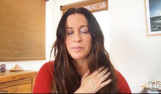 Alanis Morissette: “Non volevo inserire “Ironic” nel mio disco”. E sul nuovo album “‘Such Pretty Forks in the Road…