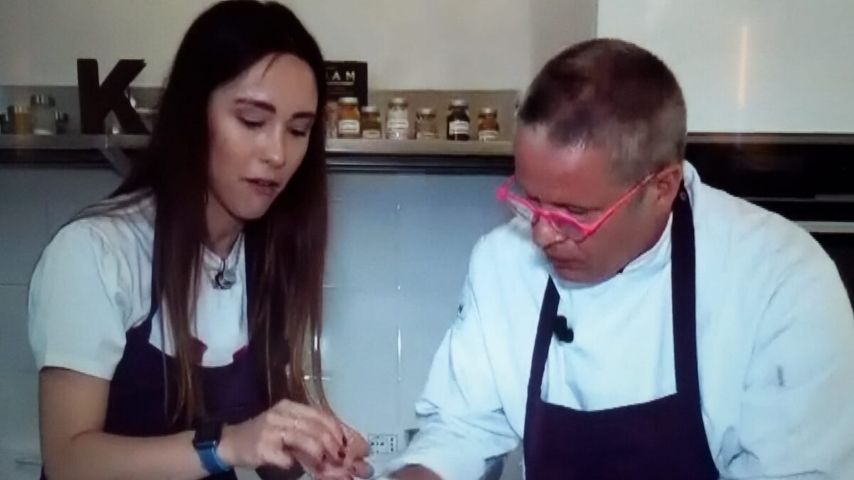 Mascherine e distanze, se anche la tv si dimentica di rispettare le regole
